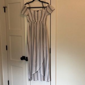 Adorable off the should dress.